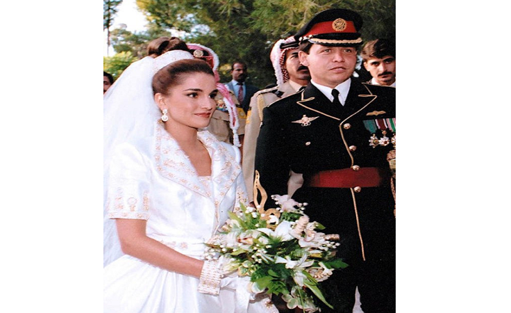 تذكّري معنا فستان زفاف الملكة رانيا الأيقوني في عيد زواجها الـ 25
